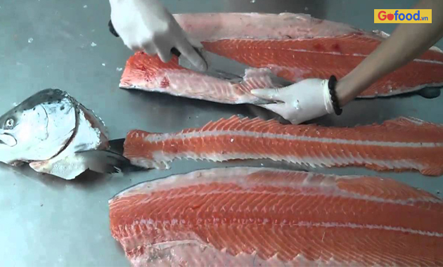 Hướng dẫn cách lọc xương cá hồi nauy trong vòng 4 phút